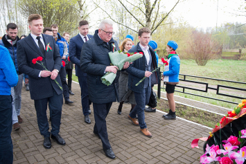 Министр образования вместе с учениками школы № 104 Минска возложил цветы к мемориалу жертвам концлагеря Дрозды