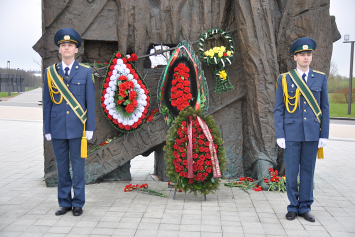 Делегация Таможенного комитета возложила цветы и венки в мемориальном комплексе «Тростенец»