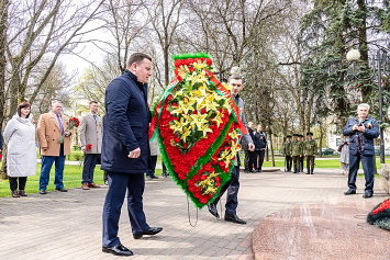 Председатель Госкомвоенпрома почтил память погибших в годы войны и возложил венок к братской могиле на бульваре Толбухина