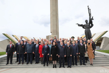 Цветы к обелиску — дань уважения тем, кто спас Родину и мир от ужасов нацизма