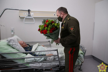 Министр обороны Виктор Хренин лично поздравил Героев Советского союза, живущих в Беларуси. 