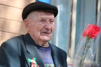  В Буда-Кошелевском районе чествовали ветерана Великой Отечественной войны Александра Новичкова 