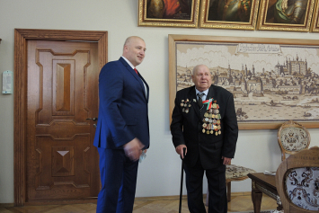  9 Мая в музее истории Могилева поздравили ветеранов Михаила Титова и Федора Кривоногова