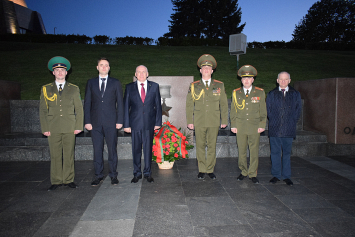 Белорусские дипломаты в Украине по случаю Дня Победы возложили цветы в Мемориальном комплекcе