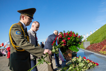 Праздничные мероприятия в Минской области начались с массового возложения цветов на Кургане Славы