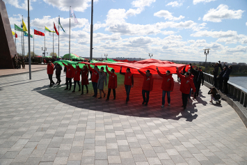 100-метровый Государственный флаг развернули в Могилеве на площади Славы
