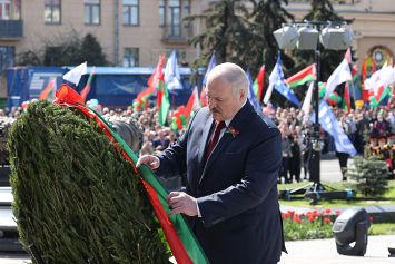 Фотофакт. Лукашенко возложил венок к монументу Победы
