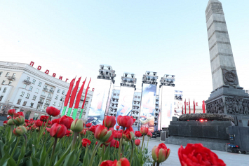 Фотофакт. На площади Победы готовятся к праздничному гала-концерту