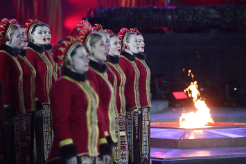 Больше всего трогают за душу песни военных лет: в Минске завершился гала-концерт на площади Победы