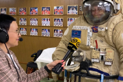 Космонавт шагает в бездну в скафандре весом в 114 кило