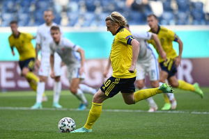 Шведы обыграли сборную Словакии в матче футбольного Евро