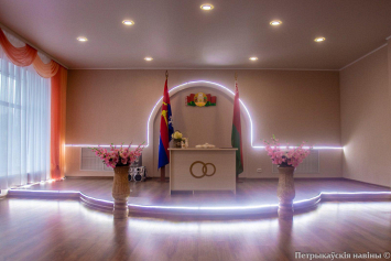 В Петрикове торжественно открыли новый зал бракосочетаний 