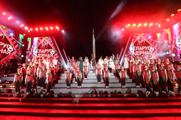 В День Независимости артисты и зрители говорили о прошлом Беларуси и ее будущем
