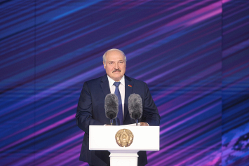Лукашенко: в то время как некоторые государства строят заборы, разделяя людей колючей проволокой, Беларусь распахнула свои двери для друзей