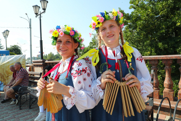Встречи со звездами, аутентичные сувениры, уличные музыканты: еще можно успеть окунуться в праздничную атмосферу «Славянского базара»