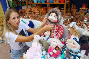 Фотофакт. В фестивальном Витебске проходит конкурс традиционной игрушки и куклы "Забава"