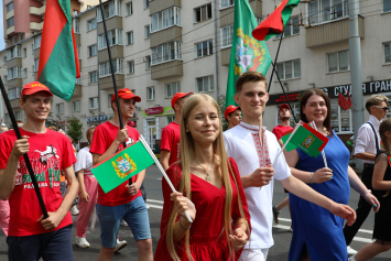 Арт-парад патриотов, большая «народная зарядка» с королевой… Чем удивляет День молодежи в Витебске?