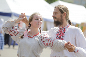 С душой и характером – в фестивальном Витебске проходит 4-часовой турнир национальных танцев