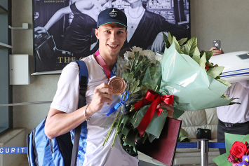 Фотофакт: бронзовый призер Олимпиады-2020 Максим Недосеков вернулся домой