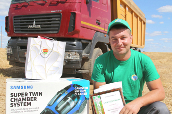Вот это результат! 28-летний водитель Артемий Костюков на уборке урожая перевез более четырех тысяч тонн зерна