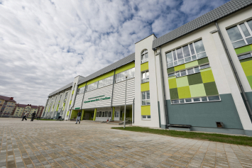 Бассейн, STEM-кабинет и центр допризывной подготовки — новое учебное заведение в Столбцах готово принять учеников