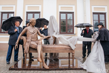 Скульптуру «Скамья архитекторов» открыли сегодня в честь Дня города в Гродно