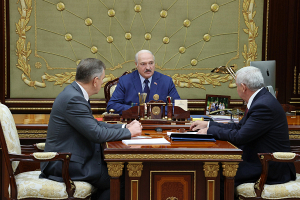 Экспорт, финансы, противодействие санкциям, развитие микроэлектроники. Лукашенко принял с докладом руководство Минпрома