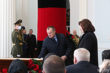 Кочанова на прощании с офицером КГБ: он делал все, чтобы защитить мир и спокойствие в нашей стране