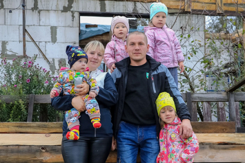 Семейный капитал супруги Виктор и Вероника Харза из Брестской области пустили на возрождение родительской усадьбы