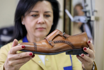 Чаще всего образцы обуви для взрослых не проходят испытания по прочности крепления каблука и подошвы: побывали в лаборатории Госстандарта