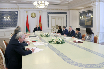 Президент провел встречу с рабочей группой по доработке проекта новой Конституции