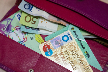 Биржа: 29 октября доллар и российский рубль подешевели, евро подорожал
