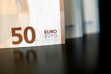Биржа: 9 ноября евро подорожал, доллар и российский рубль подешевели