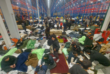 Беженцы в транспортно-логистическом центре готовятся ко сну