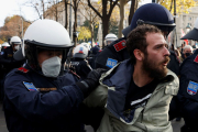 В Европе стреляют по демонстрантам 