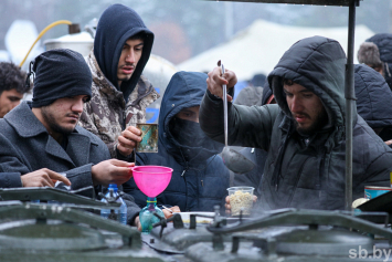 Фотофакт. Беженцы в ТЛЦ "Бремино-Брузги": 20-й день на белорусско-польской границе