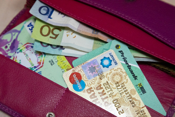 На торгах 29 ноября доллар подешевел, евро и российский рубль подорожали