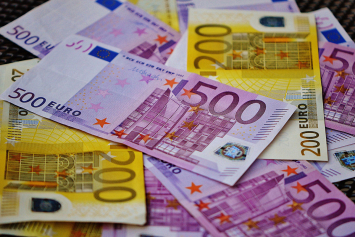 На торгах 7 декабря доллар и евро подорожали, российский рубль подешевел