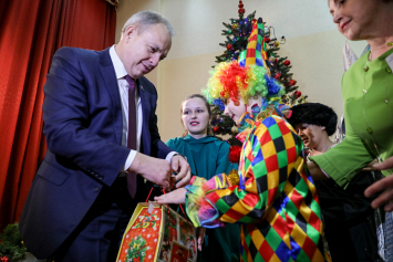 С подарками и сладостями: Сергеенко поздравил воспитанников Ждановичской школы-интерната