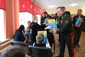 Министр обороны поздравил ребят из социально-педагогического центра в Орше