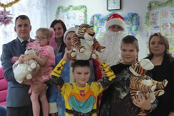 Подопечные Несвижского социально-педагогического центра и Засульской школы получили подарки от Госстандарта