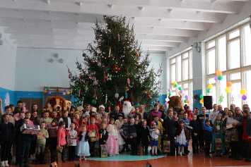 «Наши дети». Милиционеры устроили большой новогодний праздник для юных сельчан из Костюковичского района