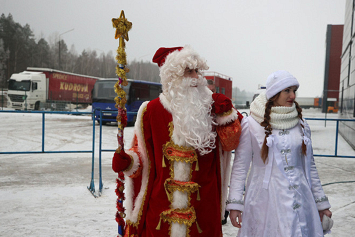 Дед Мороз и Снегурочка поздравили детей беженцев в ТЛЦ с наступающим Новым годом