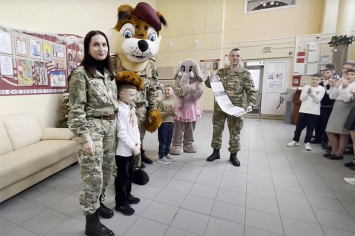 "Наши дети": гости из бригады спецназа внутренних войск посетили минский детдом N 5 (ВИДЕО)