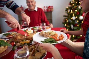 Что заставляет людей переедать в новогодние праздники и как удержаться от обжорства, рассказала психолог