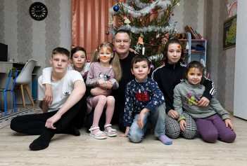 Год назад в доме семейного типа Козловых поселились шестеро детей. Побывали у ребят и их родителей в гостях