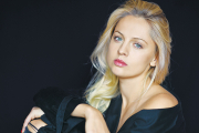 Янина Студилина: я блондинка с красным дипломом финансовой академии