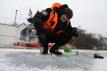 Вместе с ОСВОДом измерили толщину льда и проверили соблюдение рыбаками мер безопасности