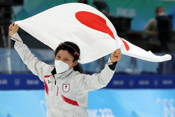 Японская конькобежка Михо Такаги с олимпийским рекордом завоевала золото в забеге на 1000 метров