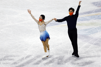 Китайские фигуристы стали олимпийскими чемпионами в турнире спортивных пар